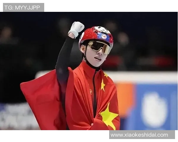 中国运动员披国旗出征奥运现场奏响国歌激动人心全场沸腾